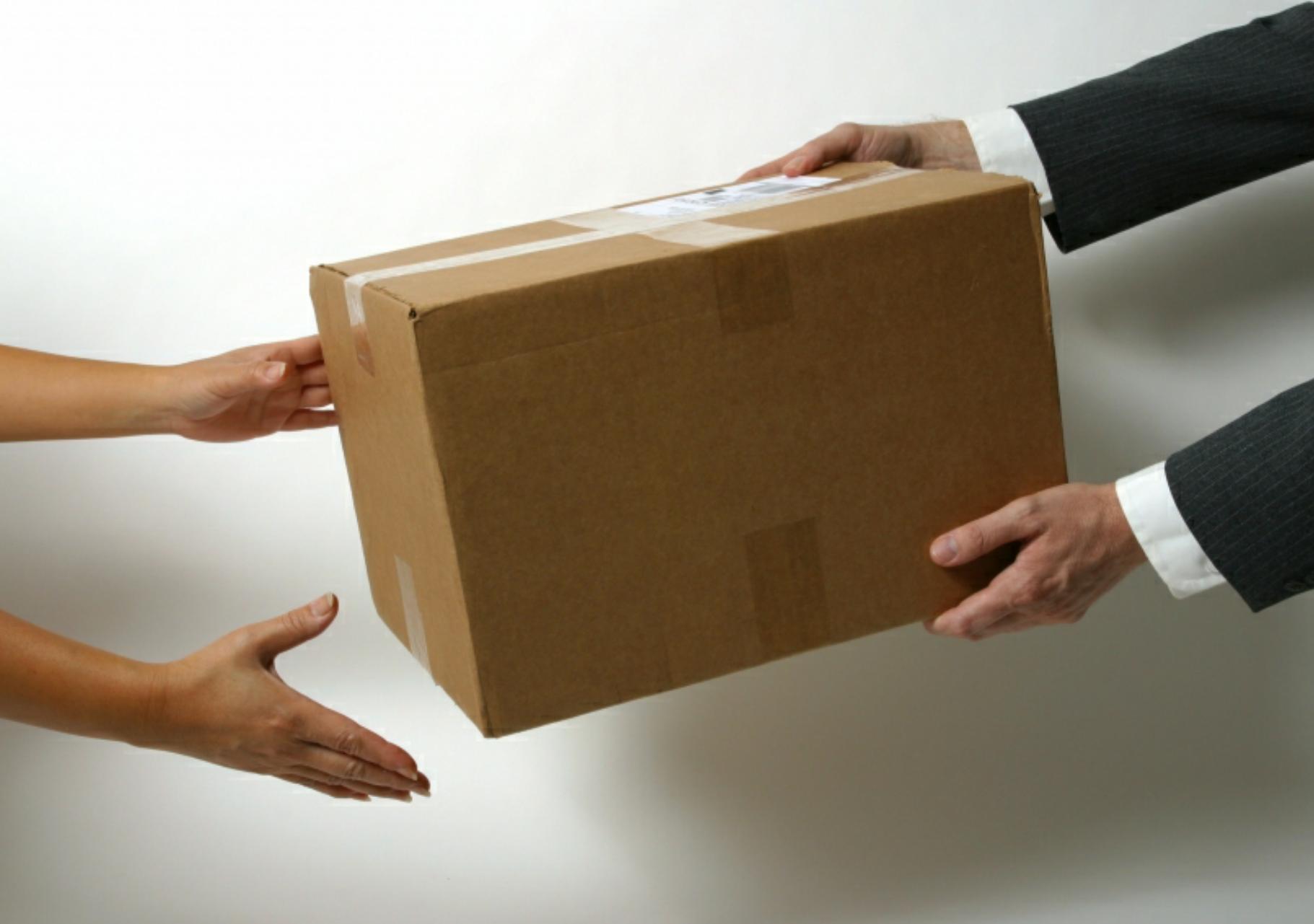 Доставка извинений. Коробки в руках. Руки передают коробку. Передача товара. Передает коробочку в руки.
